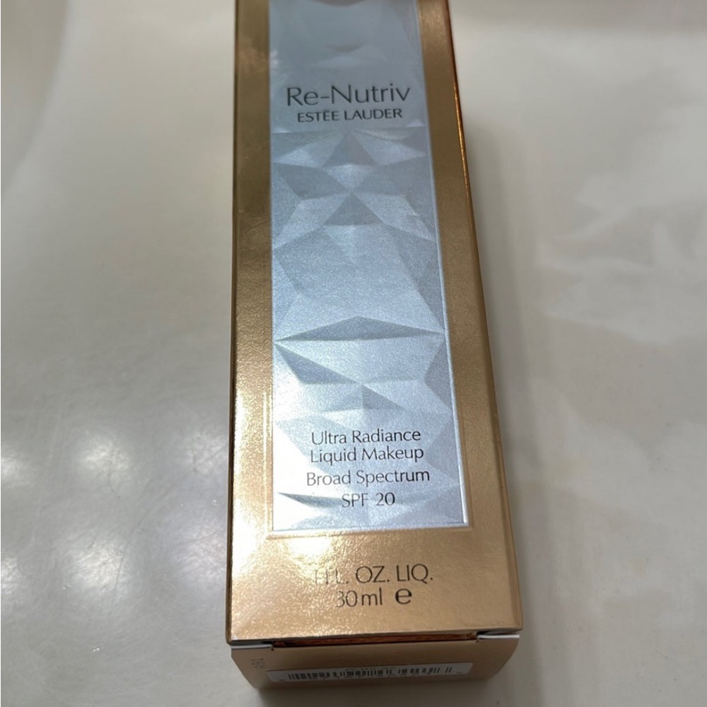 Estee Lauder Re-Nutriv Ultra Radiance SPF 20 Liquid Makeup 3W1 TAWNY - Size 1 Oz